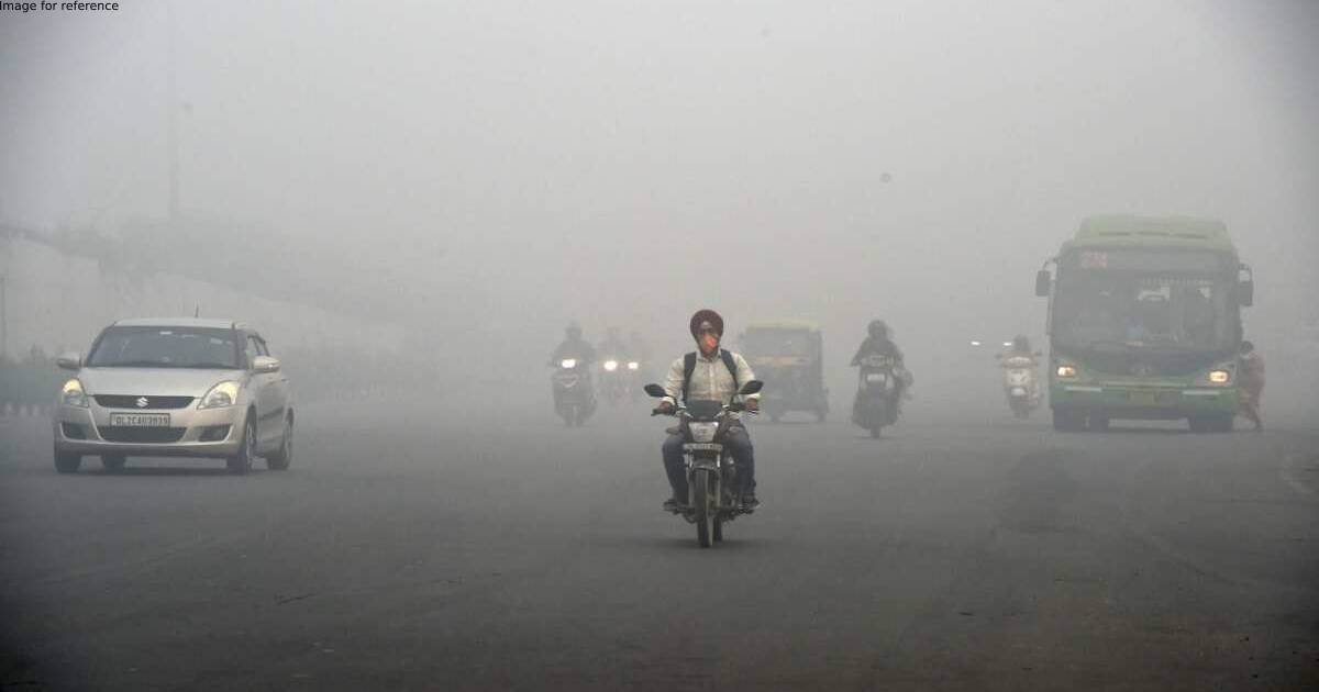 Blanket of smog covers Delhi as air pollution worsens before Diwali